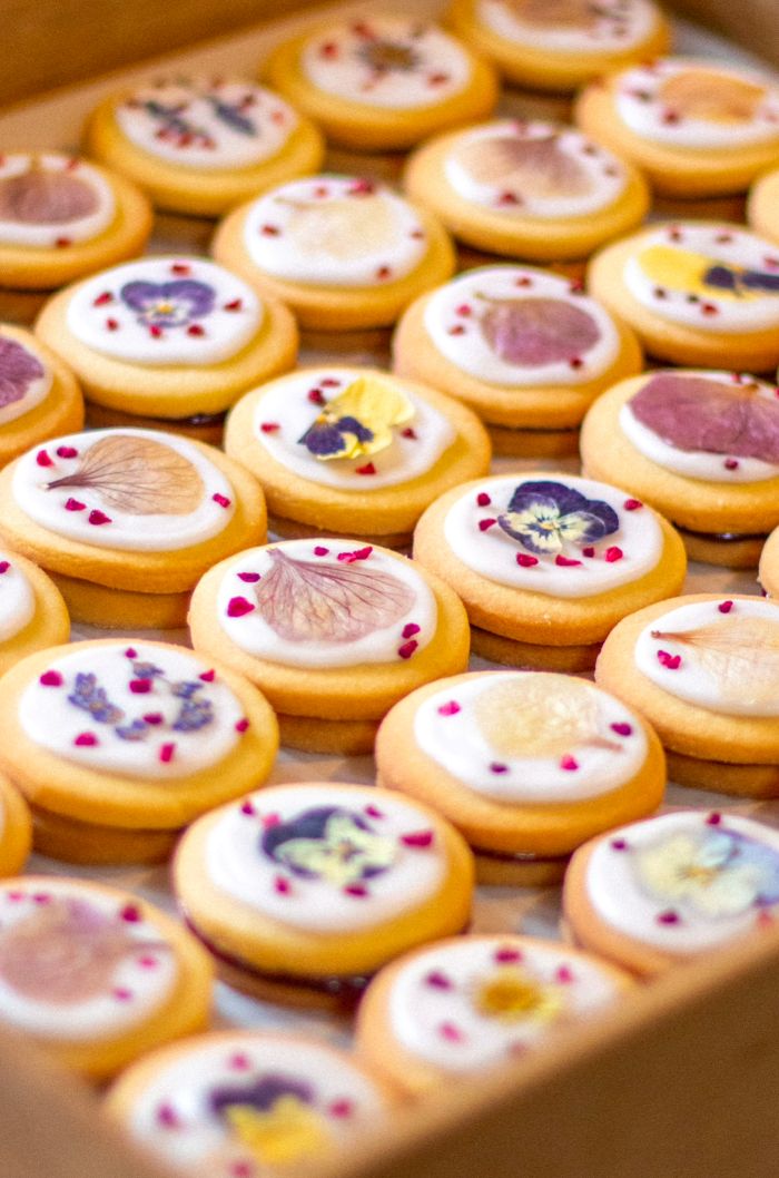 Box of 24 Vegan Mini Floral Empires