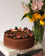 Load image into Gallery viewer, 8&#39;&#39; Chocolate Cake with Milk Chocolate Ganache Filling
